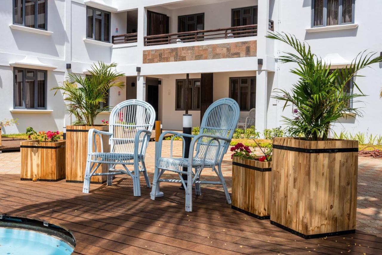 Les Cerisiers Beach Residence, Cosy And Modern 3 Bedroom Apartment Located 50 Metres From The Beach And From All Amenities And Restaurants On The Coastal Road Flic-en-Flacq Exterior foto